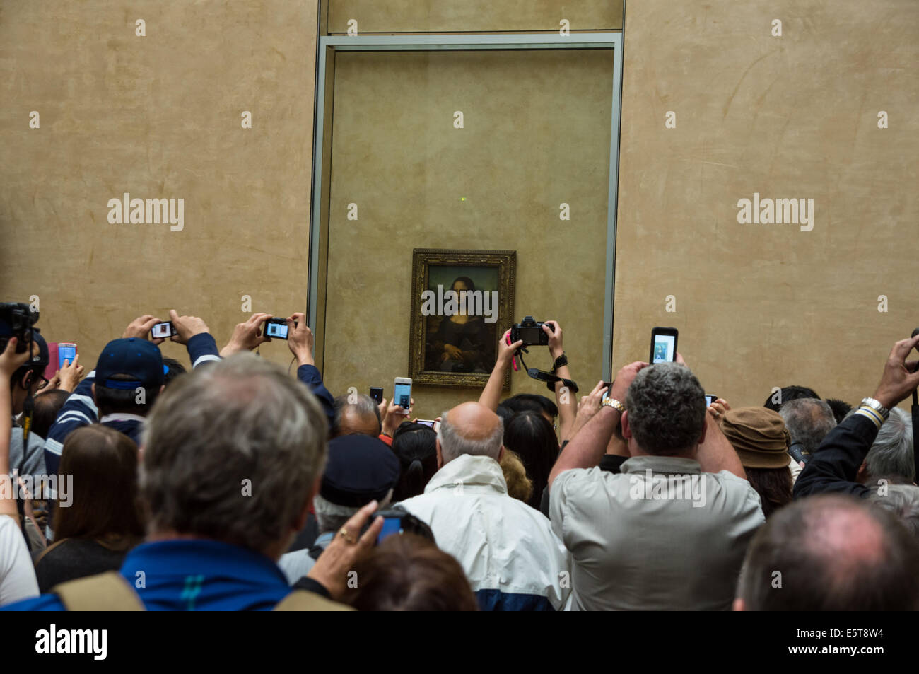 Les touristes prennent des photos de la peinture de la Joconde au Musée du Louvre à Paris, France Banque D'Images