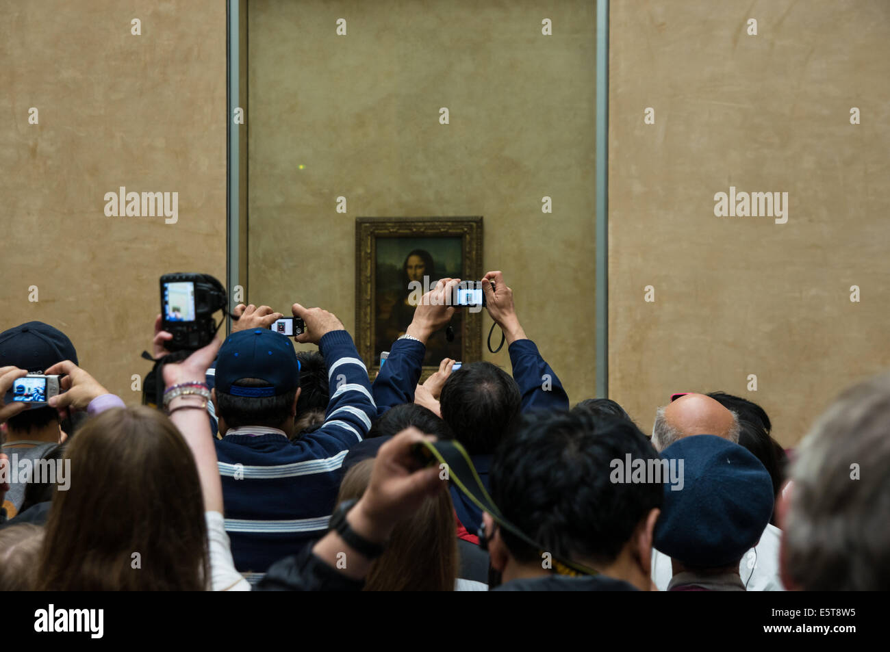Les touristes prennent des photos de la peinture de la Joconde au Musée du Louvre à Paris, France Banque D'Images