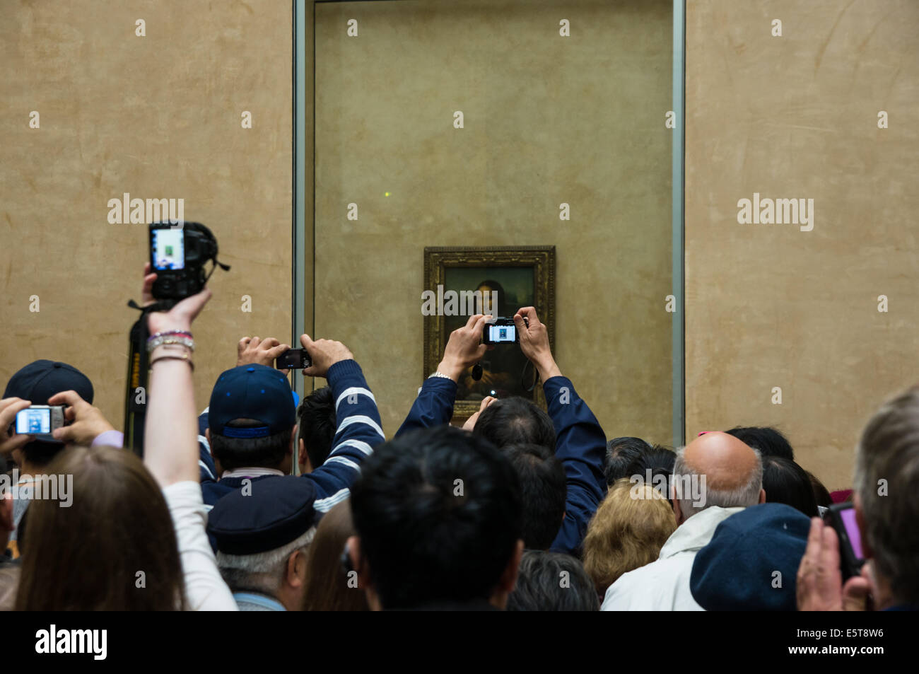 Les touristes prennent des photos de la peinture de la Joconde au Musée du Louvre à Paris, France Banque D'Images