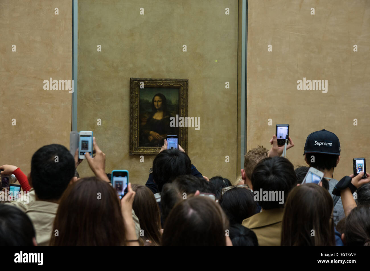 Les touristes prennent des photos de la peinture de la Joconde au Musée du Louvre à Paris, France Banque D'Images