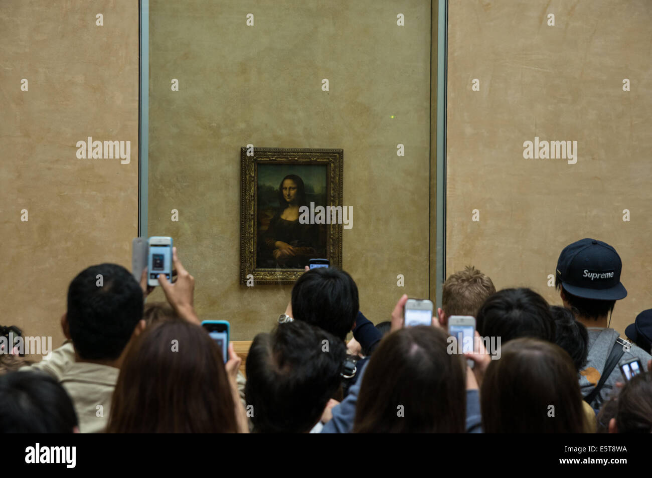 Les touristes prennent des photos de la peinture de la Joconde au Musée du Louvre à Paris, France Banque D'Images