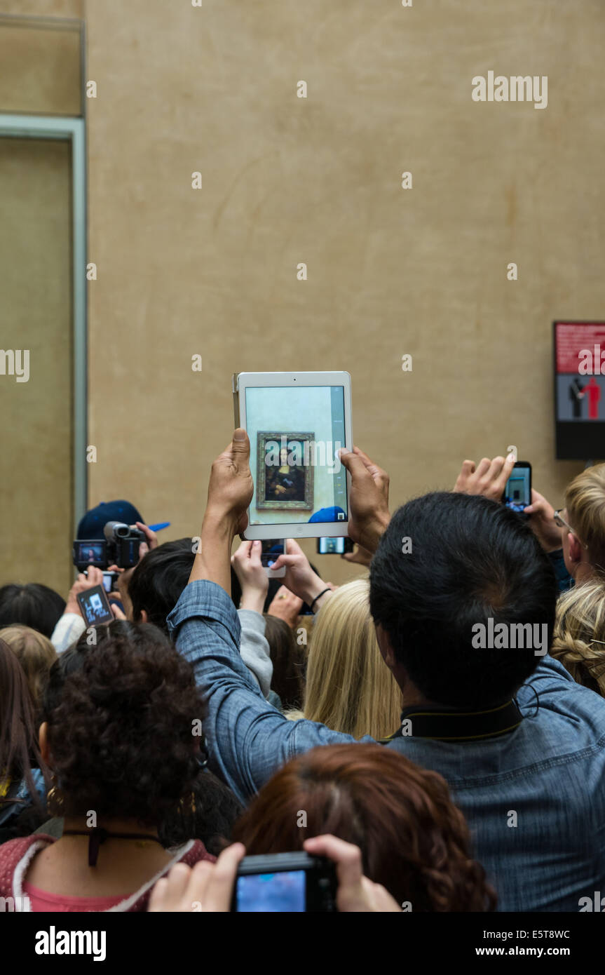 Les touristes prennent des photos de la peinture de la Joconde au Musée du Louvre à Paris, France Banque D'Images