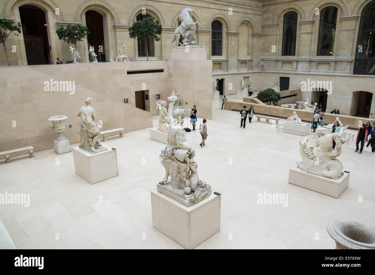 Sculpture située sur le musée du Louvre, Paris, France Banque D'Images