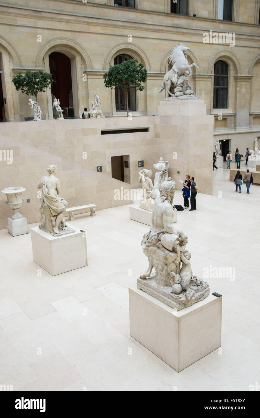 Sculpture située sur le musée du Louvre, Paris, France Banque D'Images