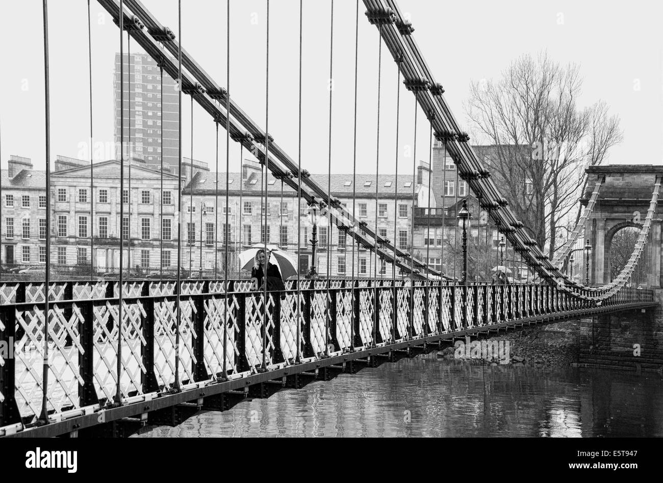 Glasgow South Portland Street Suspension Bridge un jour de pluie. Banque D'Images