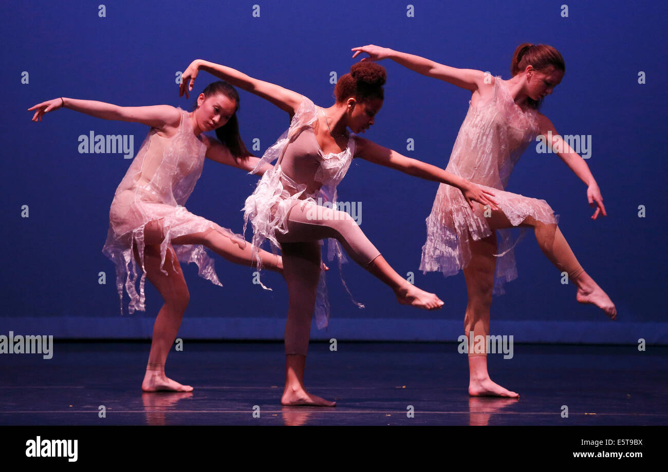 High school student theatre dance performance Banque D'Images