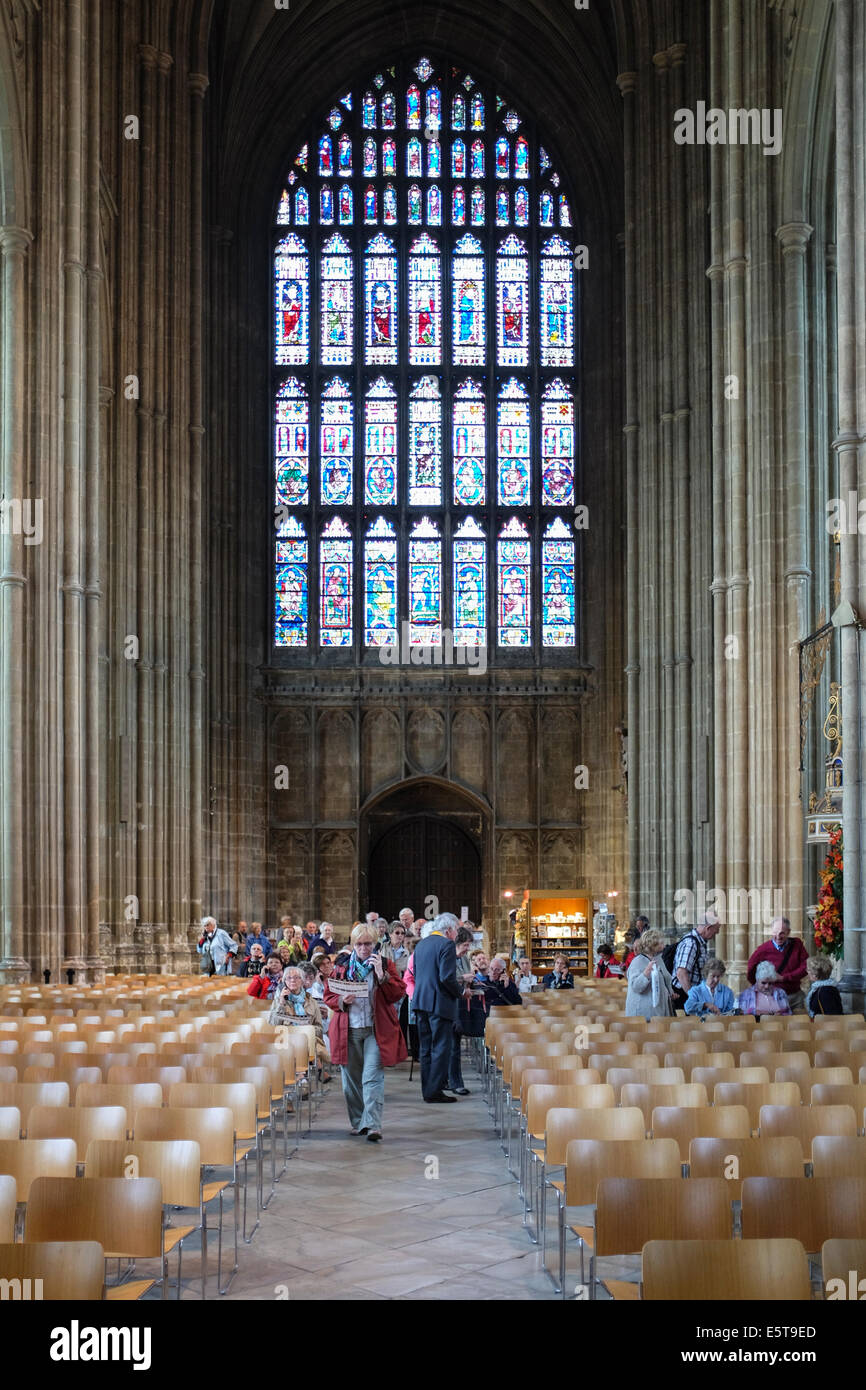 Les visiteurs dans la nef de la Cathédrale de Canterbury, UK Banque D'Images