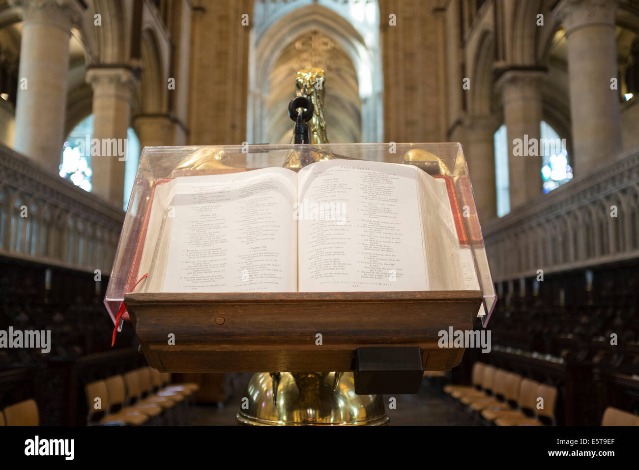 Lutrin montrant Livre des Psaumes, la Cathédrale de Canterbury stalles du choeur, UK Banque D'Images