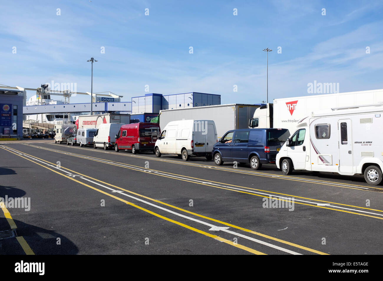 File de voitures en attente d'embarquement sur le ferry dans le Port de Douvres, UK Banque D'Images