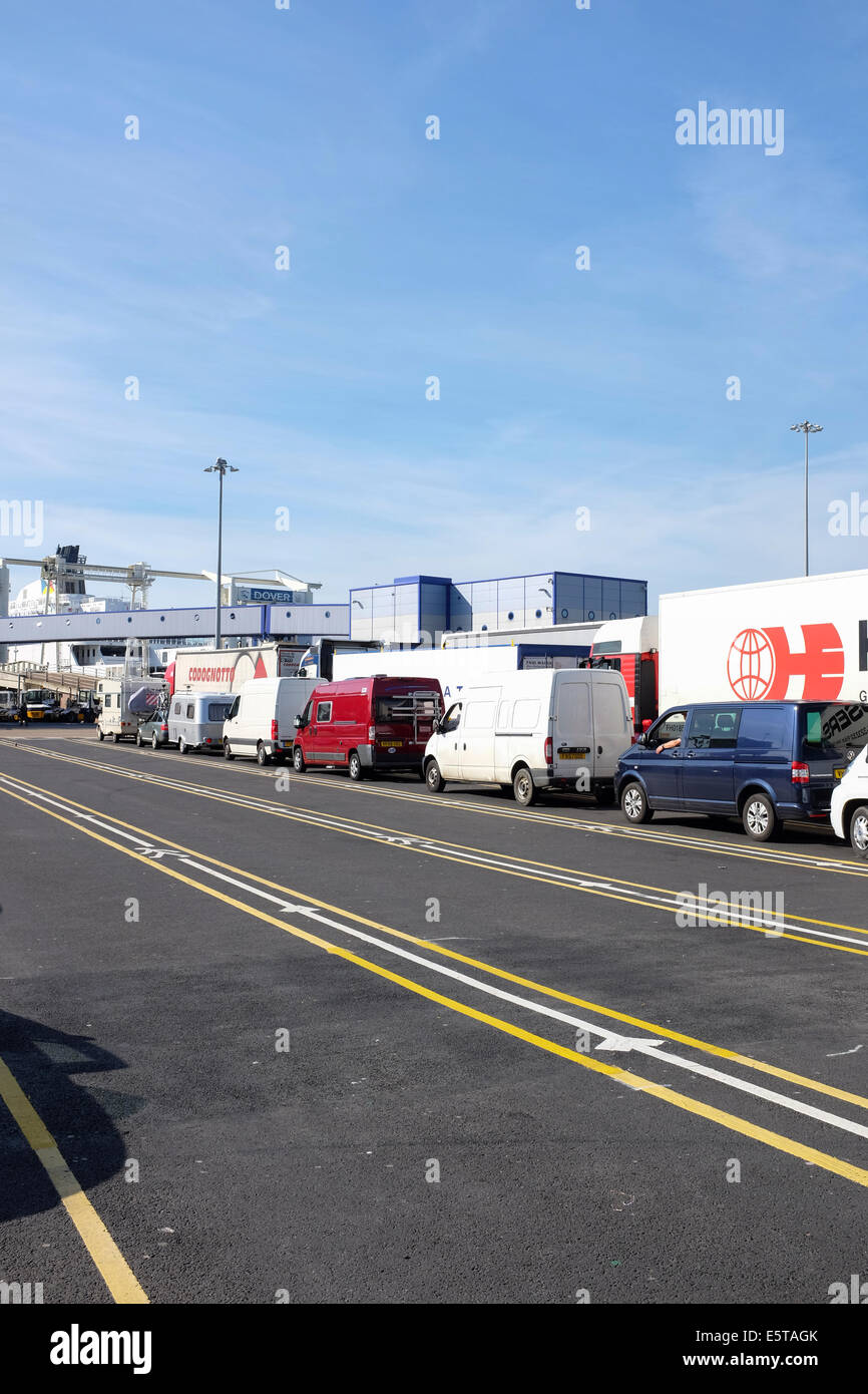 File de voitures en attente d'embarquement sur le ferry dans le Port de Douvres, UK Banque D'Images