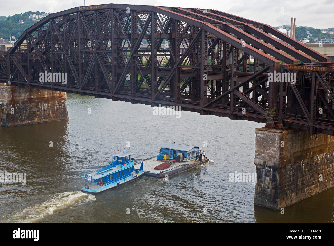 Pittsburgh, Pennsylvanie - un remorqueur pousse une barge sur la rivière Allegheny. Banque D'Images