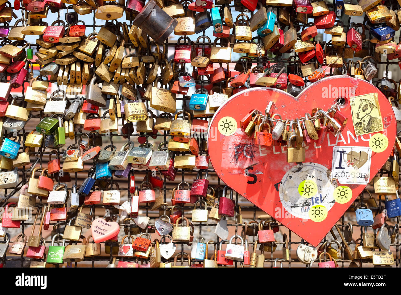 Cadenas symbolisant l'amour pour toujours sur le mur de l'amour dans le pont Hohenzollern à Cologne, Allemagne Banque D'Images