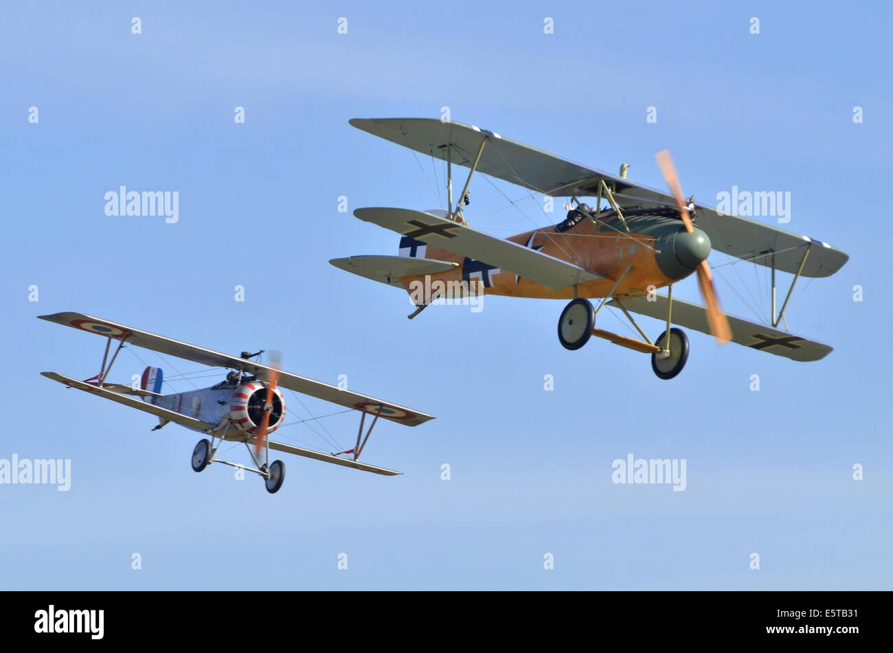 WW1 combat avion Nieuport Scout dans les 23 marques françaises et l'Albatros DV.a dans les marques allemandes à Duxford Airshow Banque D'Images