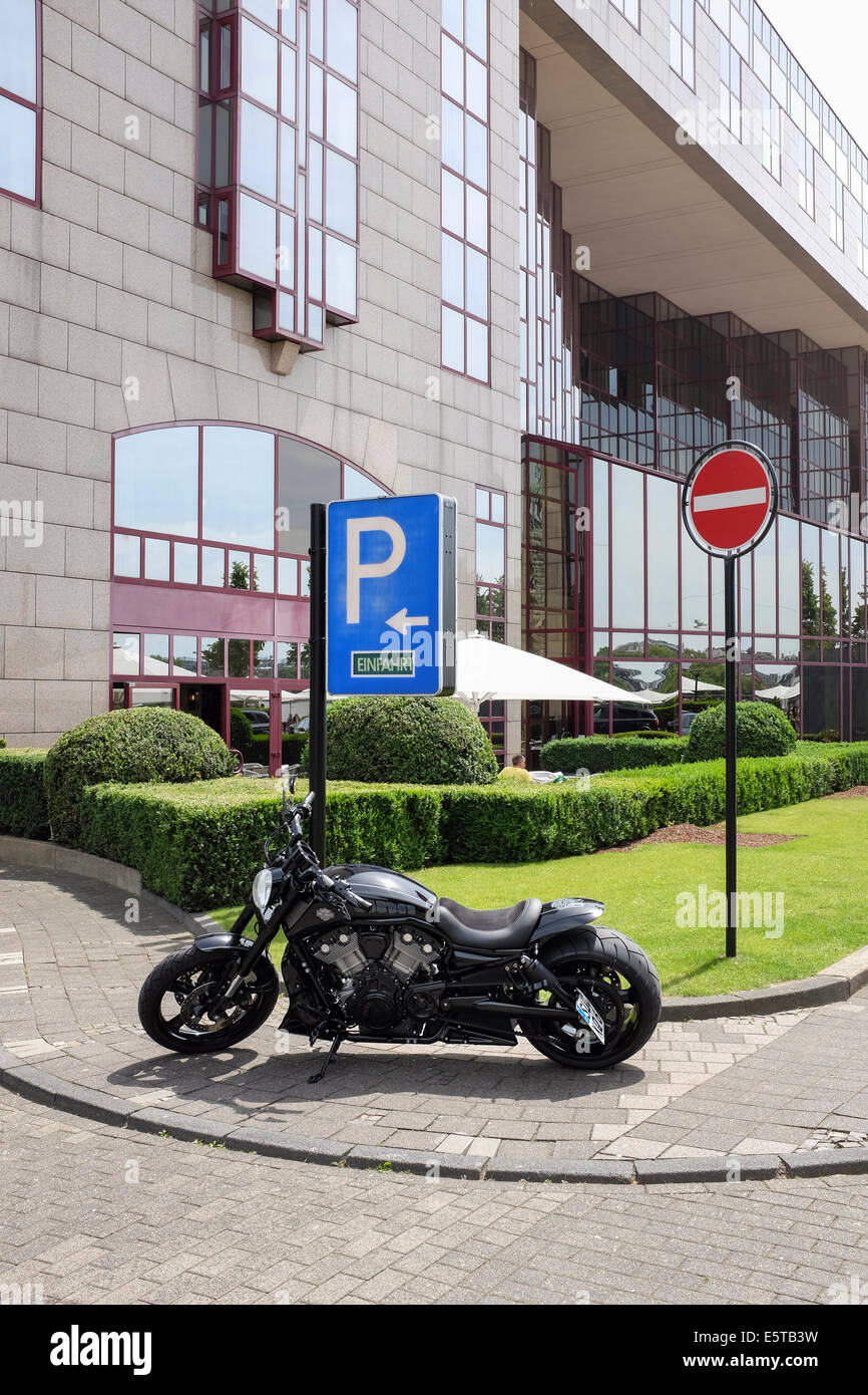 Harley-Davidson V-Rod noire stationnée sur les rues de Cologne, Allemagne Banque D'Images