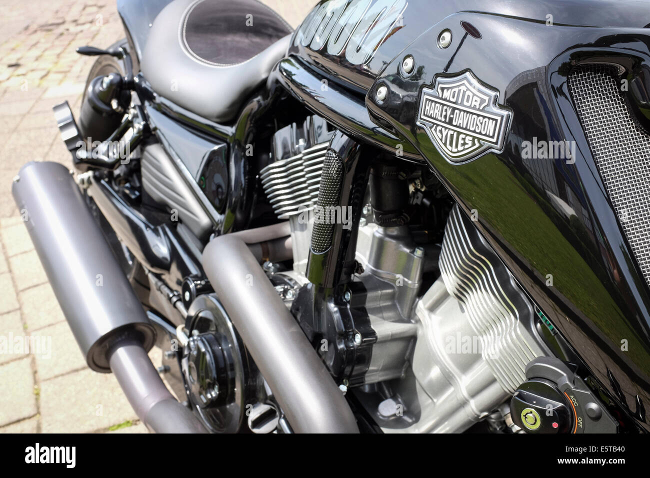 Détail de Harley-Davidson V-Rod noire stationnée sur les rues de Cologne, Allemagne Banque D'Images