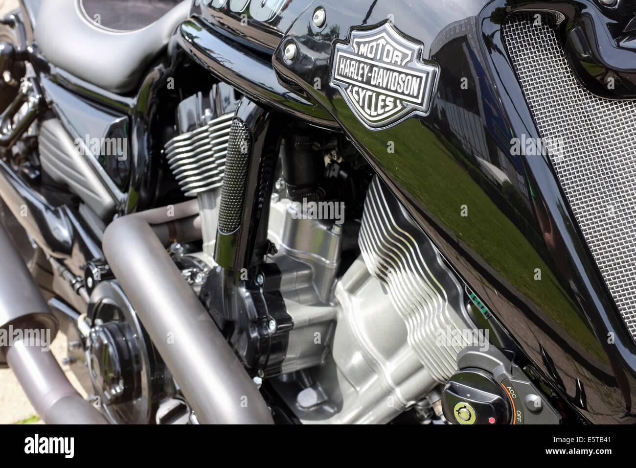 Détail de Harley-Davidson V-Rod noire stationnée sur les rues de Cologne, Allemagne Banque D'Images