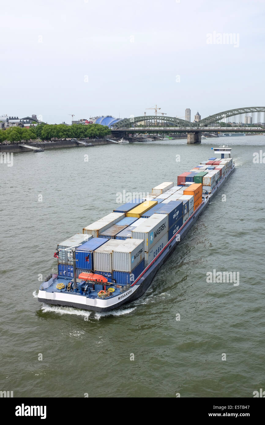 D'un cargo sur le Rhin à Cologne, Allemagne Banque D'Images