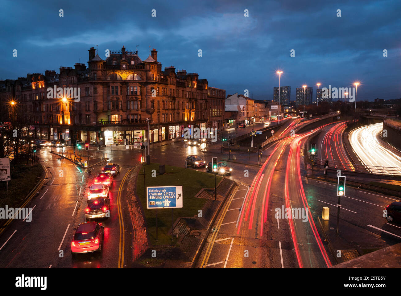En début de soirée, nuit, photo de Charing Cross Junction avec les heures de pointe. Banque D'Images