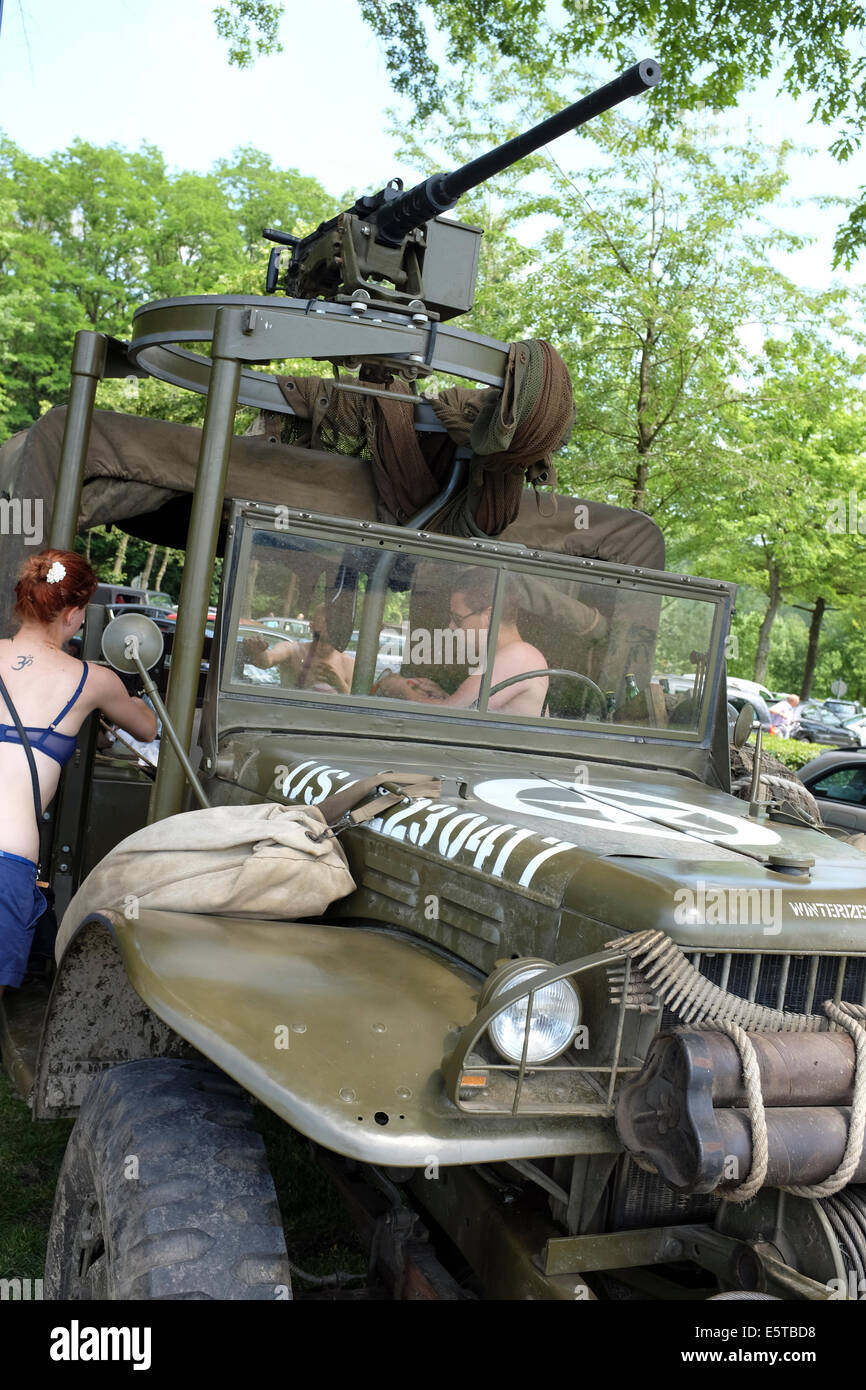 Ex-USA jeep de l'Armée avec ses propriétaires actuels, Province de Limbourg, Belgique Banque D'Images