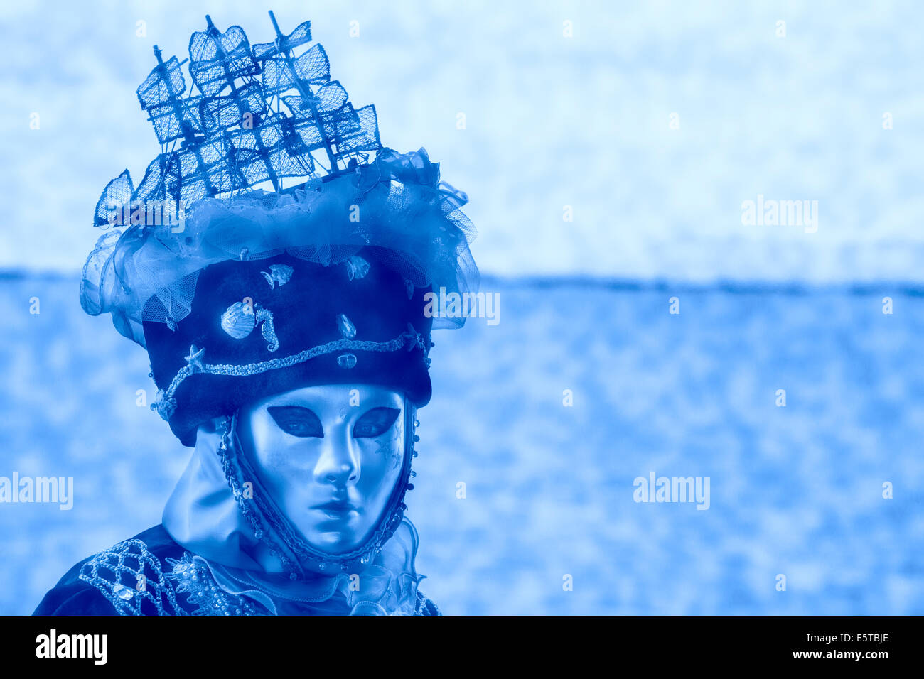Blue photo illustration de femme en costume de bateau sur la lagune traversée en bateau pendant le Carnaval de Venise. Banque D'Images
