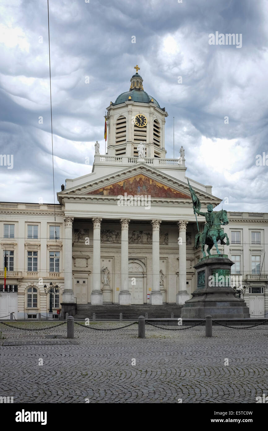 Coudenberg, ancien Palais de Bruxelles, Belgique. La statue de Godefroy, duc de Bouillon, au premier plan. Banque D'Images