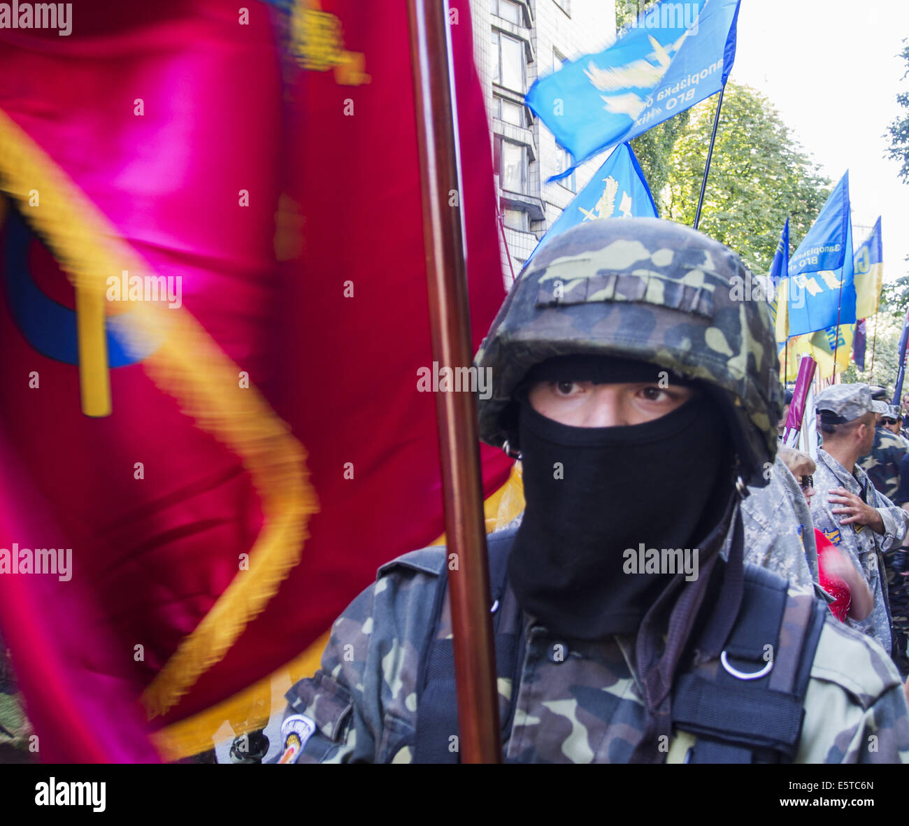 Le 5 août, 2014 - porteur de Cosaques en balaclava et casque. -- Près d'une centaine de Cosaques, sont arrivés à Kiev de Zaporozhye, installé en face du bureau du procureur général à Kiev barricade symbolique. Ils protestaient contre la police de la ville, met en scène l'alcool dans un des restaurants de la ville au cours des opérations antiterroristes. © Igor Golovniov/ZUMA/Alamy Fil Live News Banque D'Images