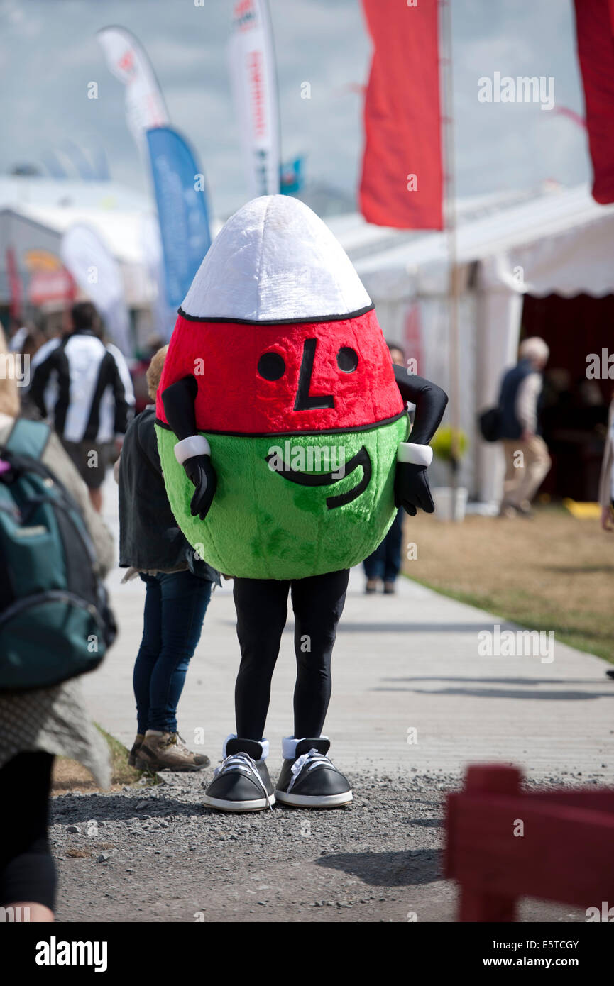 Llanelli, Carmathenshire, UK. 5e août, 2014. 2014 La National Eisteddfod de galles à Llanelli dans Carmarthenshire, au sud ouest du pays de Galles. En image Mistar Urdd (Mr) Urdd whi est la personnification de la place triangulaire rouge, blanc et vert logo de la jeunesse gallois Urdd Gobaith Cymru, mouvement (La ligue galloise de la jeunesse). Credit : Phil Rees/Alamy Live News Banque D'Images