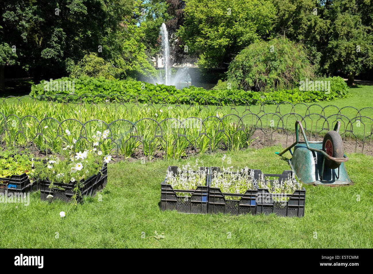 Travaux de jardinage à Koningin Astridpark à Bruges, Belgique Banque D'Images