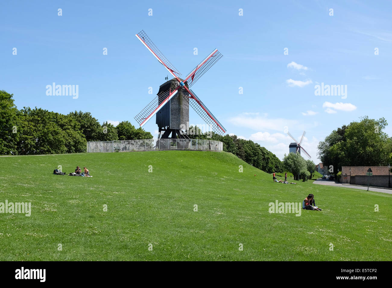 Les gens s'amuser dans une aire de Moulin Sint-Janshuis à Bruges, Belgique Banque D'Images