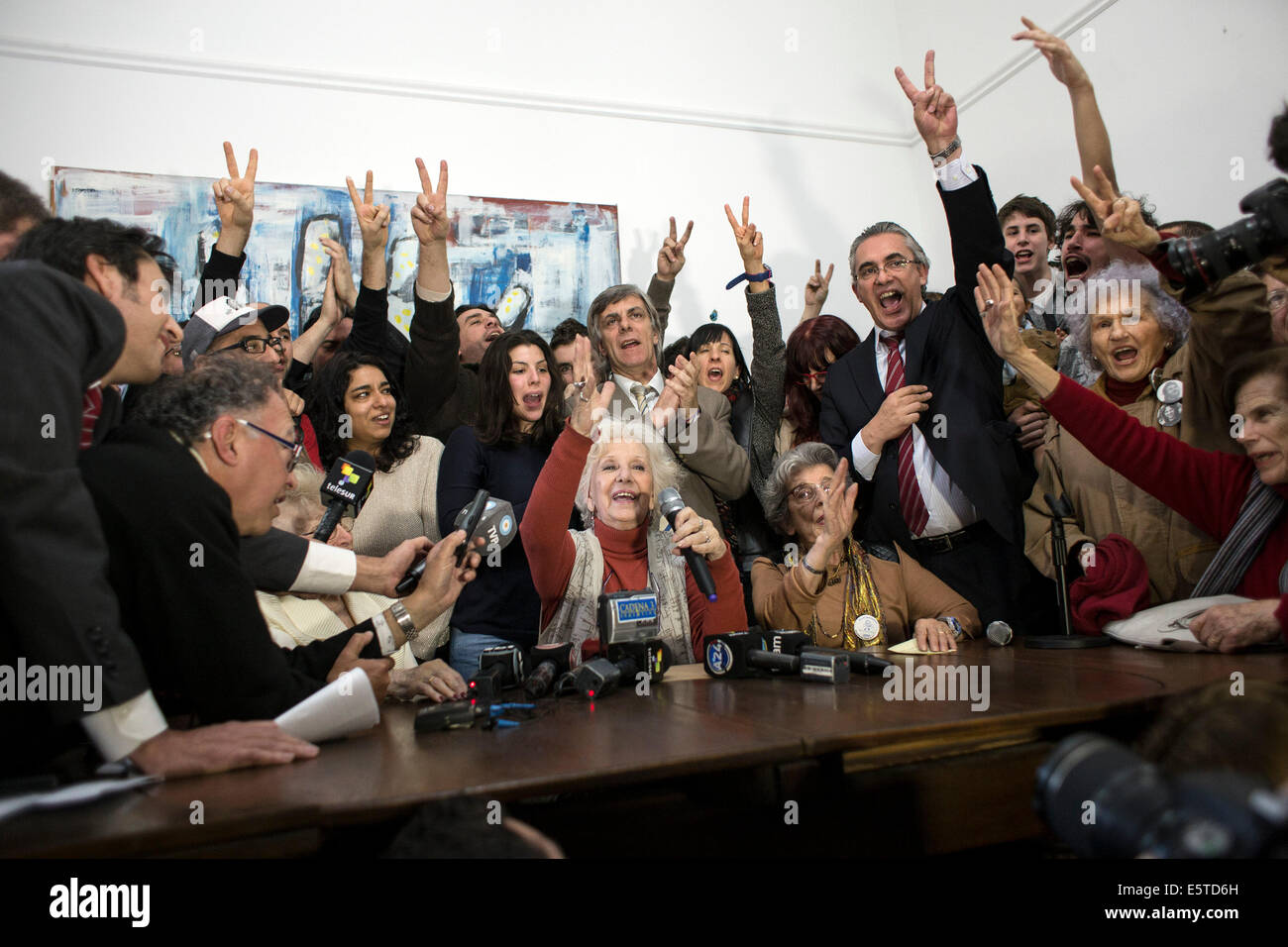 (140806) -- BUENOS AIRES, 6 août 2014 (Xinhua) -- Estela de Carlotto (C), chef de l'organisation des droits de l'Abuelas de Plaza de Mayo (grands-mères de Plaza de Mayo), une association qui cherche à réunir les bébés volés pendant le régime militaire (1976-1983) avec leurs parents biologiques ou les parents, gestes au cours d'une conférence de presse au siège de l'organisation à Buenos Aires, capitale de l'Argentine, le 5 août, 2014. Estela de Carlotto a annoncé la reprise de son petit-fils Guido --le fils de sa fille Laura absente en 1976 et la 114e personne identifiée par le groupe-- Banque D'Images