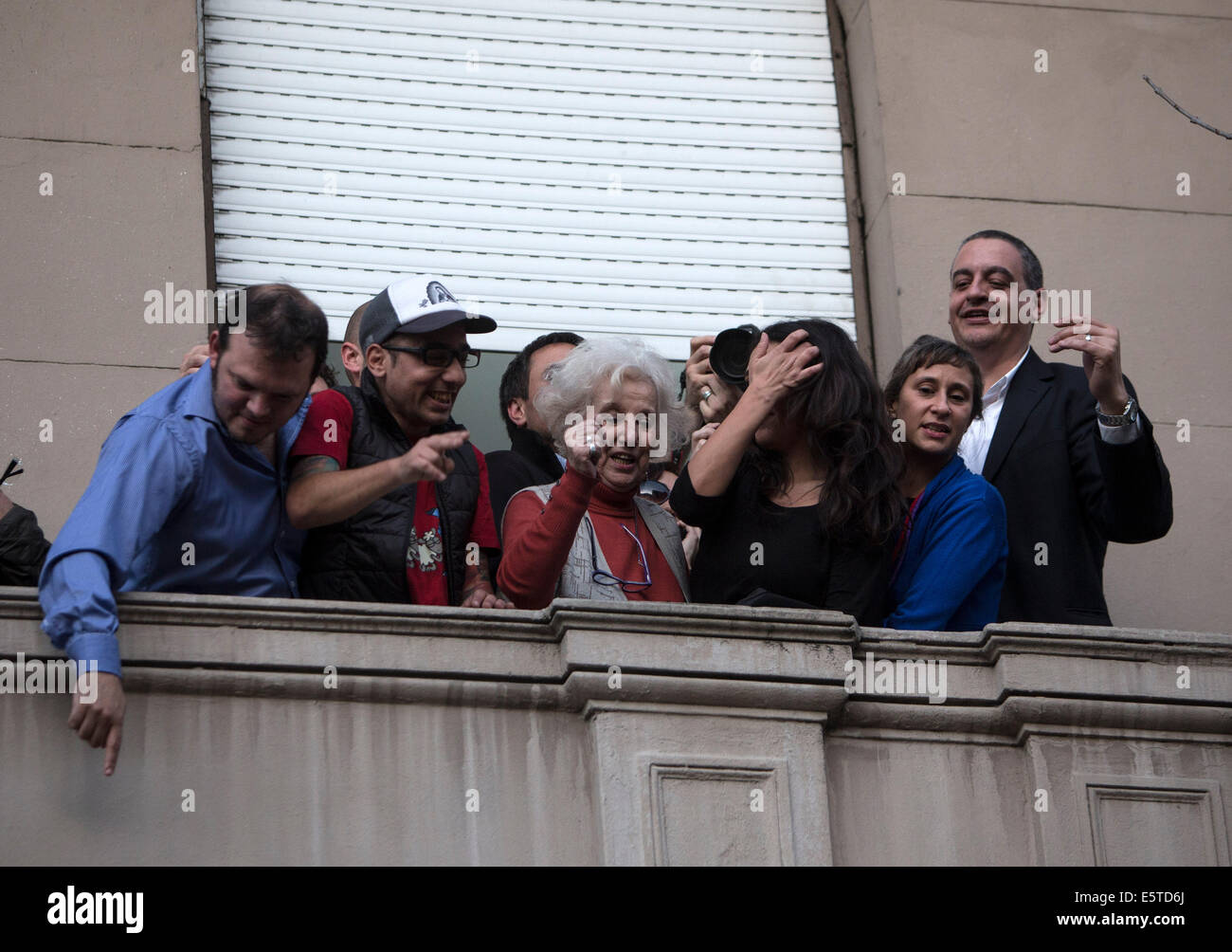 (140806) -- BUENOS AIRES, 6 août 2014 (Xinhua) -- Estela de Carlotto (C), chef de l'organisation des droits de l'Abuelas de Plaza de Mayo (grands-mères de Plaza de Mayo), une association qui cherche à réunir les bébés volés pendant le régime militaire (1976-1983) avec leurs parents biologiques ou les parents, gestes après une conférence de presse au siège de l'organisation à Buenos Aires, capitale de l'Argentine, le 5 août, 2014. Estela de Carlotto a annoncé la reprise de son petit-fils Guido --le fils de sa fille Laura absente en 1976 et la 114e personne identifiée par le groupe-- Banque D'Images
