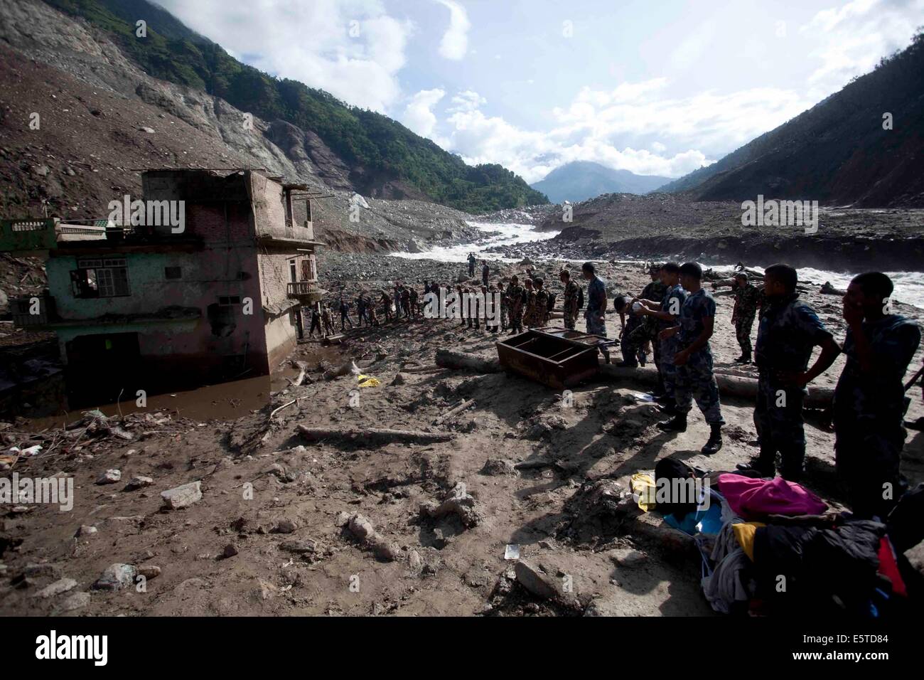 Sindhupalchowk, au Népal. 5e août, 2014. Soldats népalais recherche des corps du glissement de Sindhupalchowk, Népal, le 5 août 2014. Un glissement de terrain, provoqué par des pluies continuelles, hit Sindhupalchowk district dans l'est du Népal, région de collines tôt samedi matin, touchant plus de huit villages à proximité. Credit : Pratap Thapa/Xinhua/Alamy Live News Banque D'Images