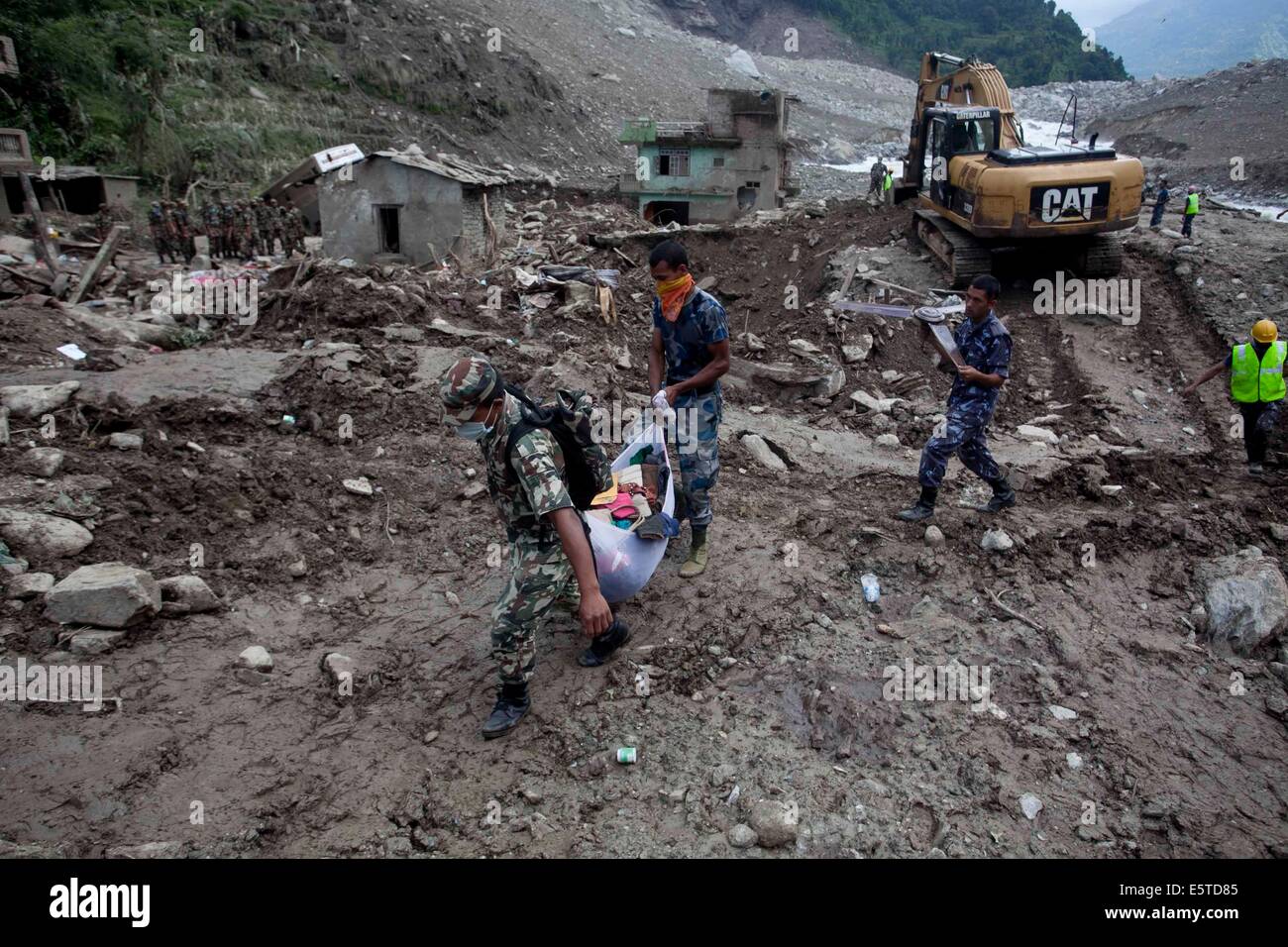 Sindhupalchowk, au Népal. 5e août, 2014. Les sauveteurs travaillent sur le site d'un glissement de Sindhupalchowk, Népal, le 5 août 2014. Un glissement de terrain, provoqué par des pluies continuelles, hit Sindhupalchowk district dans l'est du Népal, région de collines tôt samedi matin, touchant plus de huit villages à proximité. Credit : Pratap Thapa/Xinhua/Alamy Live News Banque D'Images