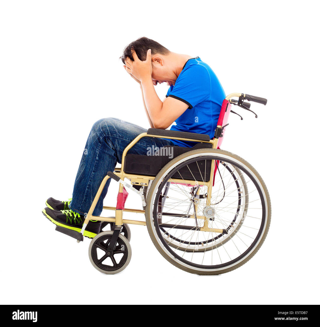 Contrarié et homme handicapé assis sur un fauteuil roulant Banque D'Images