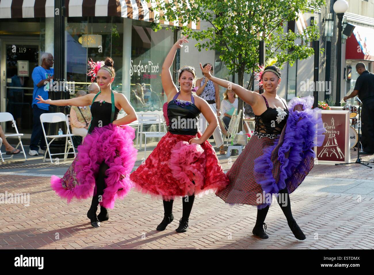 Oak Park, Illinois, USA. 5e août 2014. Pouvez pouvez danseurs apporte un goût de France à Marion Street pendant l'Art dans la rue festival dans cette banlieue de Chicago. Credit : Todd Bannor/Alamy Live News Banque D'Images