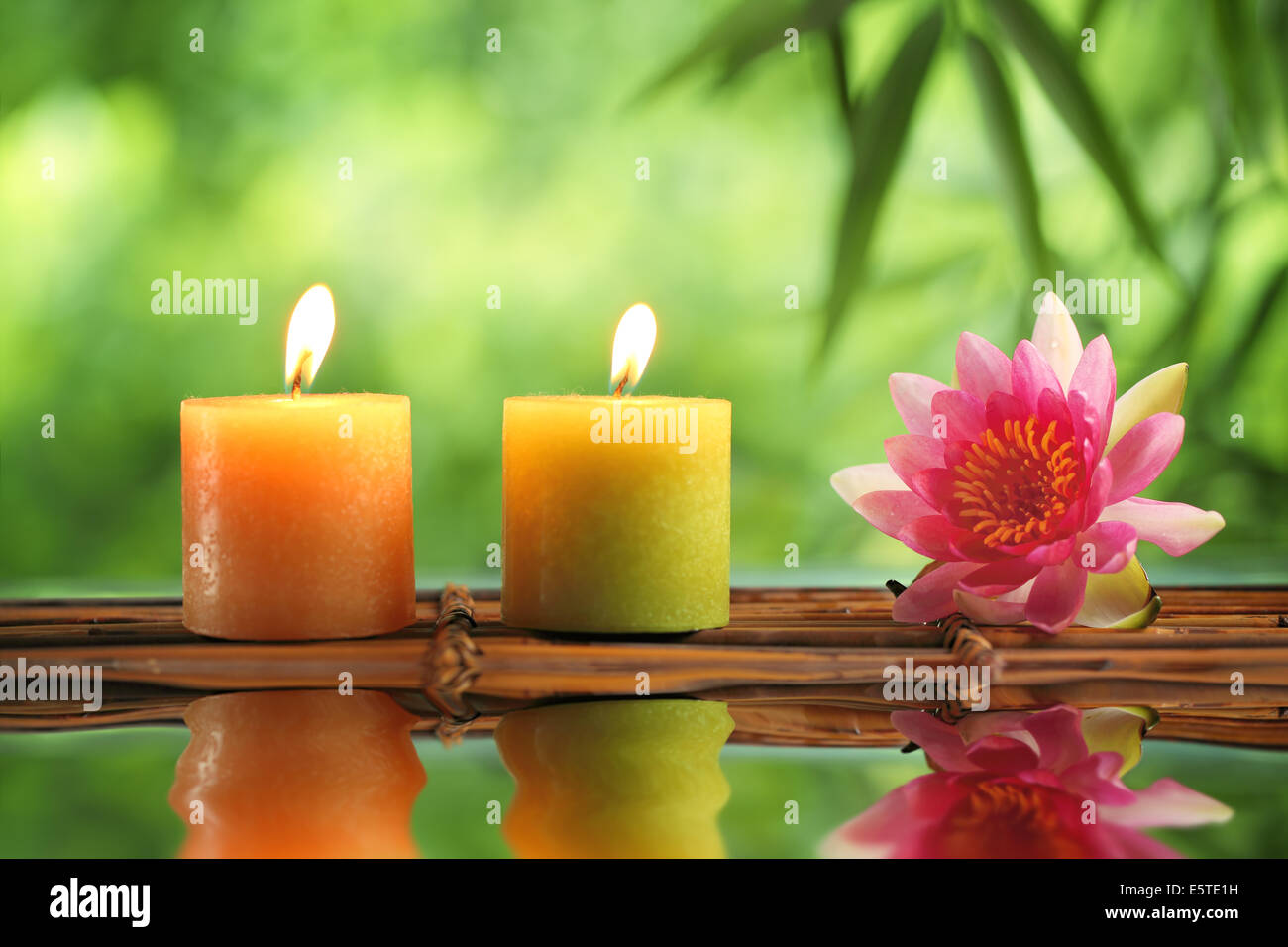 Spa still life with burning candles and water lily. Banque D'Images Spa still life with burning candles and water lily. Banque D'Images
