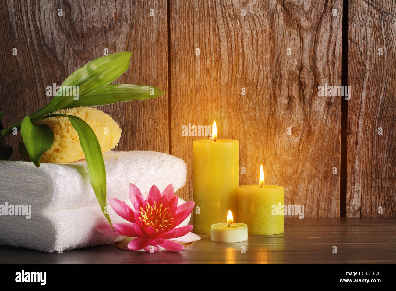 Still Life spa avec serviette,brûler des bougies et de lotus. Banque D'Images