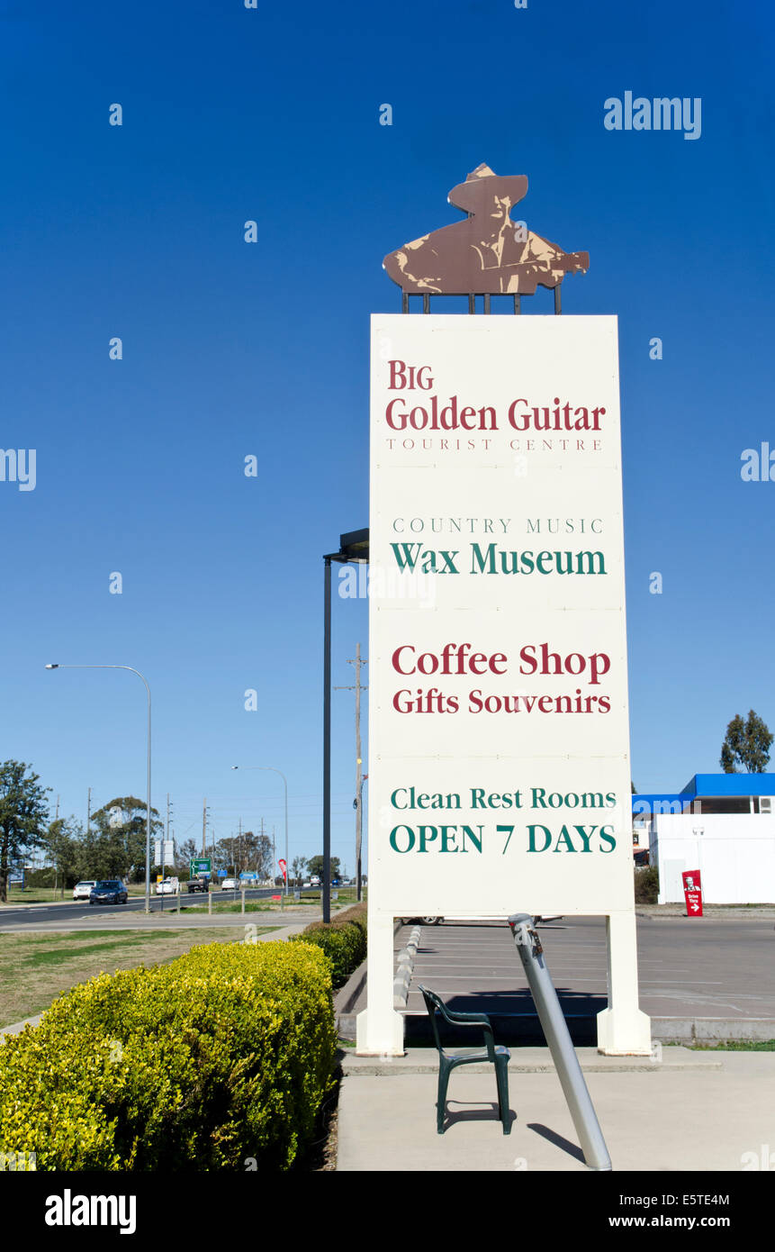 Panneau publicitaire à big golden guitar tamworth australie Banque D'Images