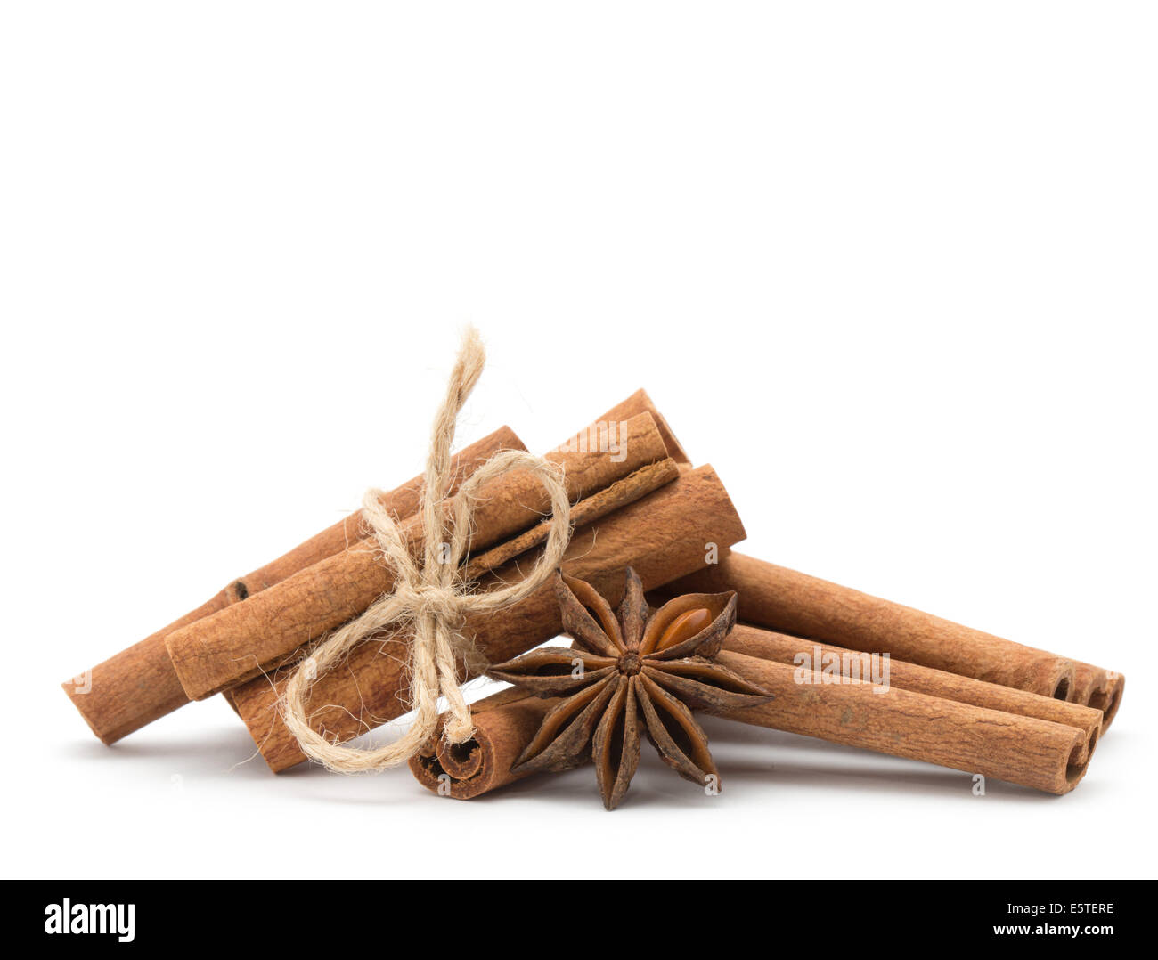 Girofle, l'anis et la cannelle isolé sur fond blanc Banque D'Images