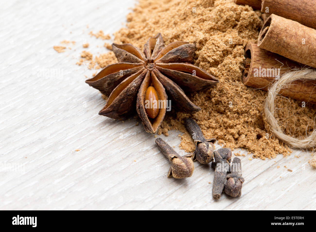 Girofle, l'anis et la cannelle isolé sur fond blanc Banque D'Images