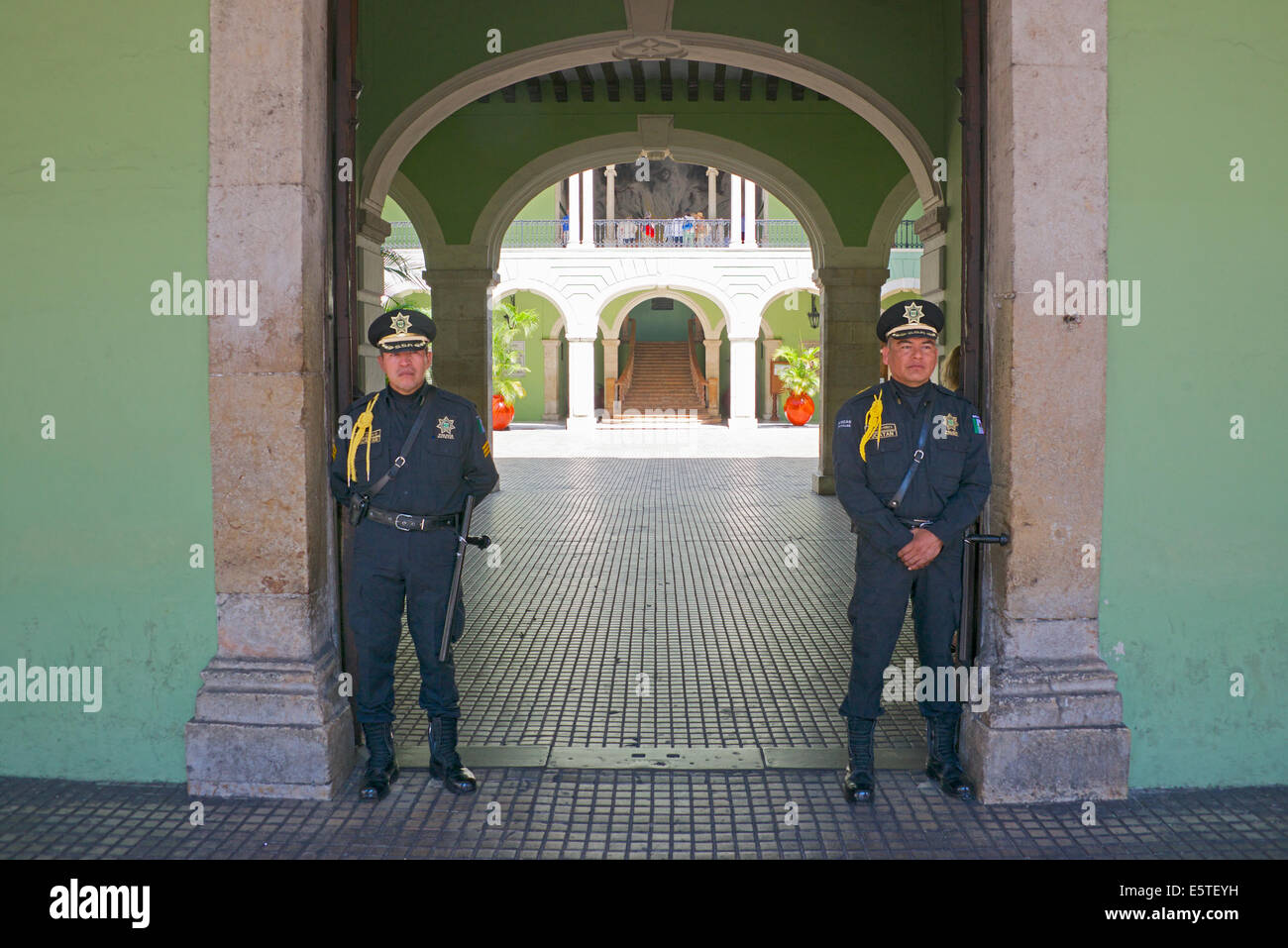 Les gardes de la police et de l'entrée de l'hôtel de ville Palais des Gouverneurs maintenant Merida Yucatan Mexique Banque D'Images