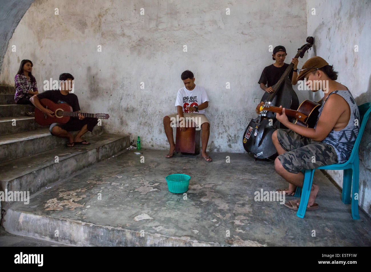 Yogyakarta, Java, Indonésie. Des musiciens de rue (Pengamen), Palais d'eau complexes. Banque D'Images