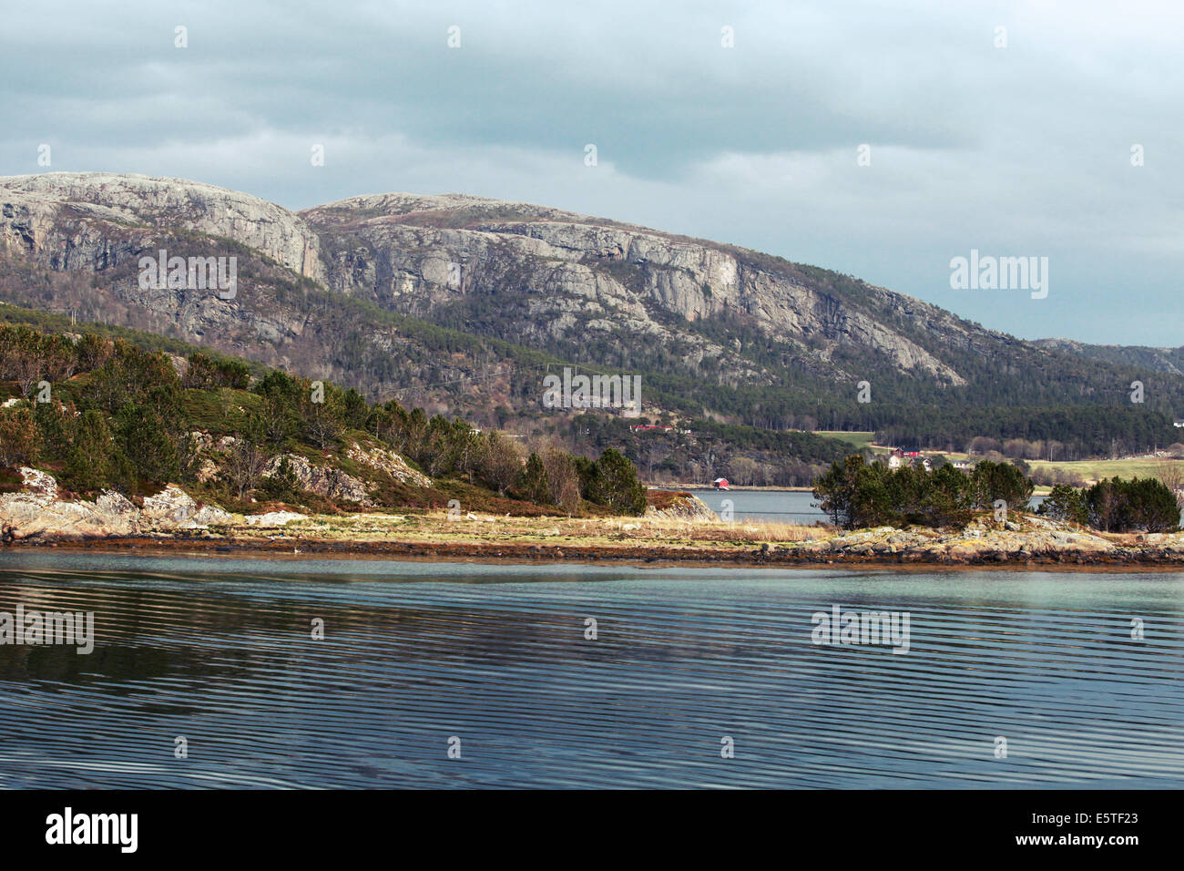 Paysage côtier norvégien avec vue sur la mer, ciel et montagnes Banque D'Images