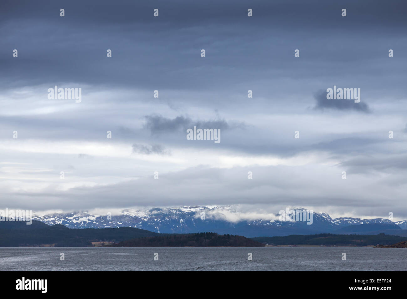 Mer de Norvège paysage côtier sombre avec vue sur la mer et ciel orageux Banque D'Images