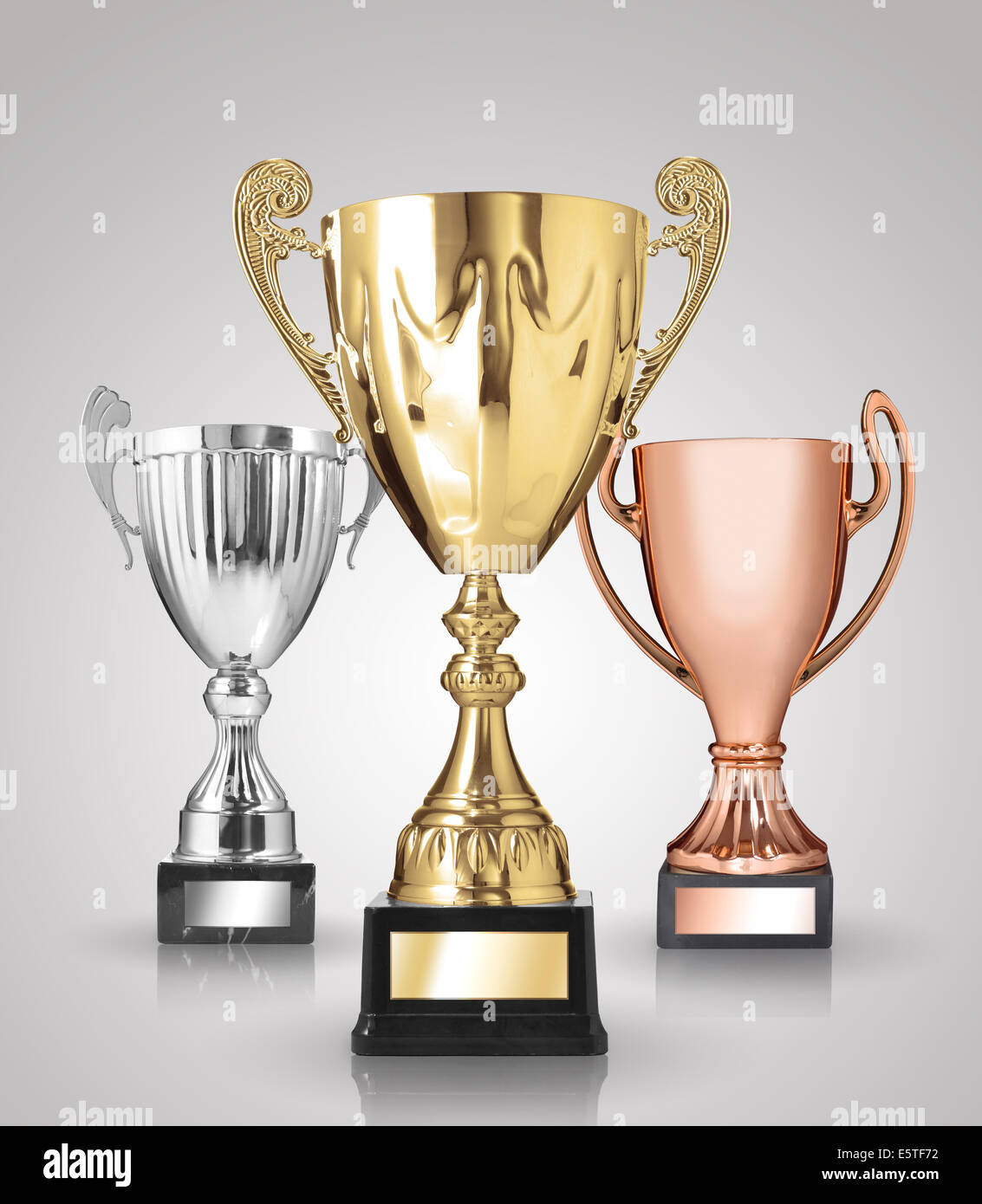 Trophées de champion sur fond gris Photo Stock - Alamy