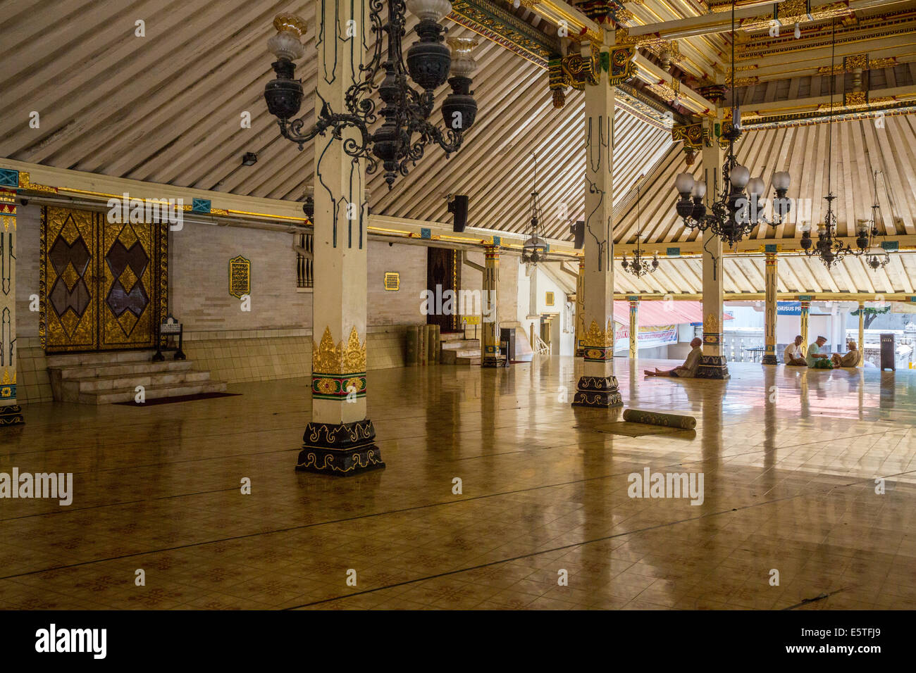 Yogyakarta, Java, Indonésie. Hommes parler en Assemblée Générale à l'extérieur de la salle de prière de la Grande Mosquée, Masjid Gedhe Kauman. Banque D'Images Yogyakarta, Java, Indonésie. Hommes parler en Assemblée Générale à l'extérieur de la salle de prière de la Grande Mosquée, Masjid Gedhe Kauman. Banque D'Images