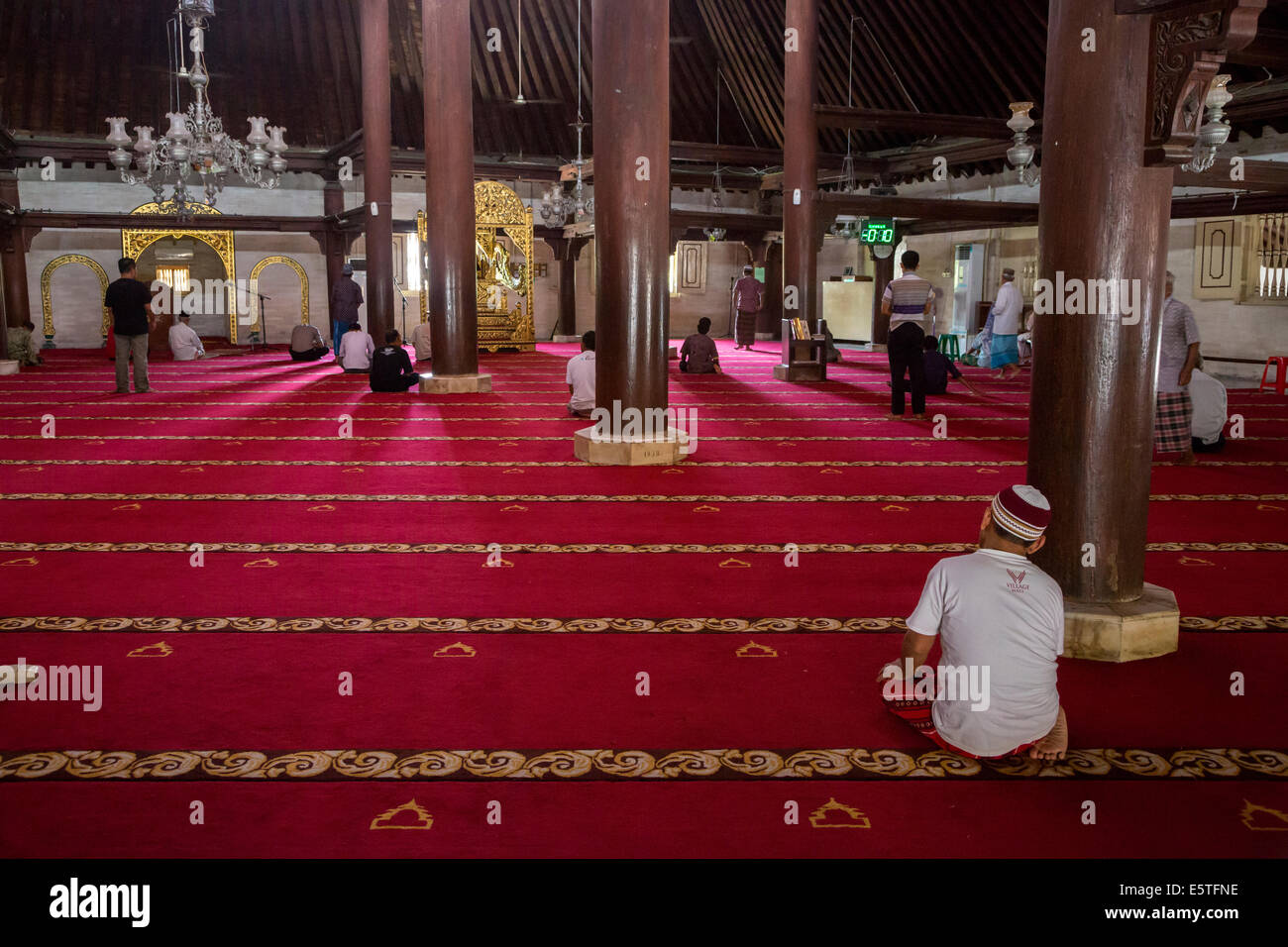 Yogyakarta, Java, Indonésie. Collecte d'hommes pour la mi-journée prières à la Grande Mosquée, Masjid Gedhe Kauman, milieu du 18ème. Siècle. Banque D'Images