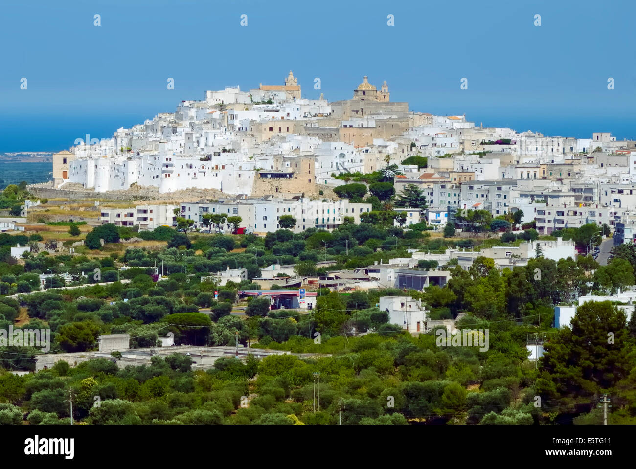 Vue sur la vieille ville d'Ostuni, Pouilles (Italie) Banque D'Images