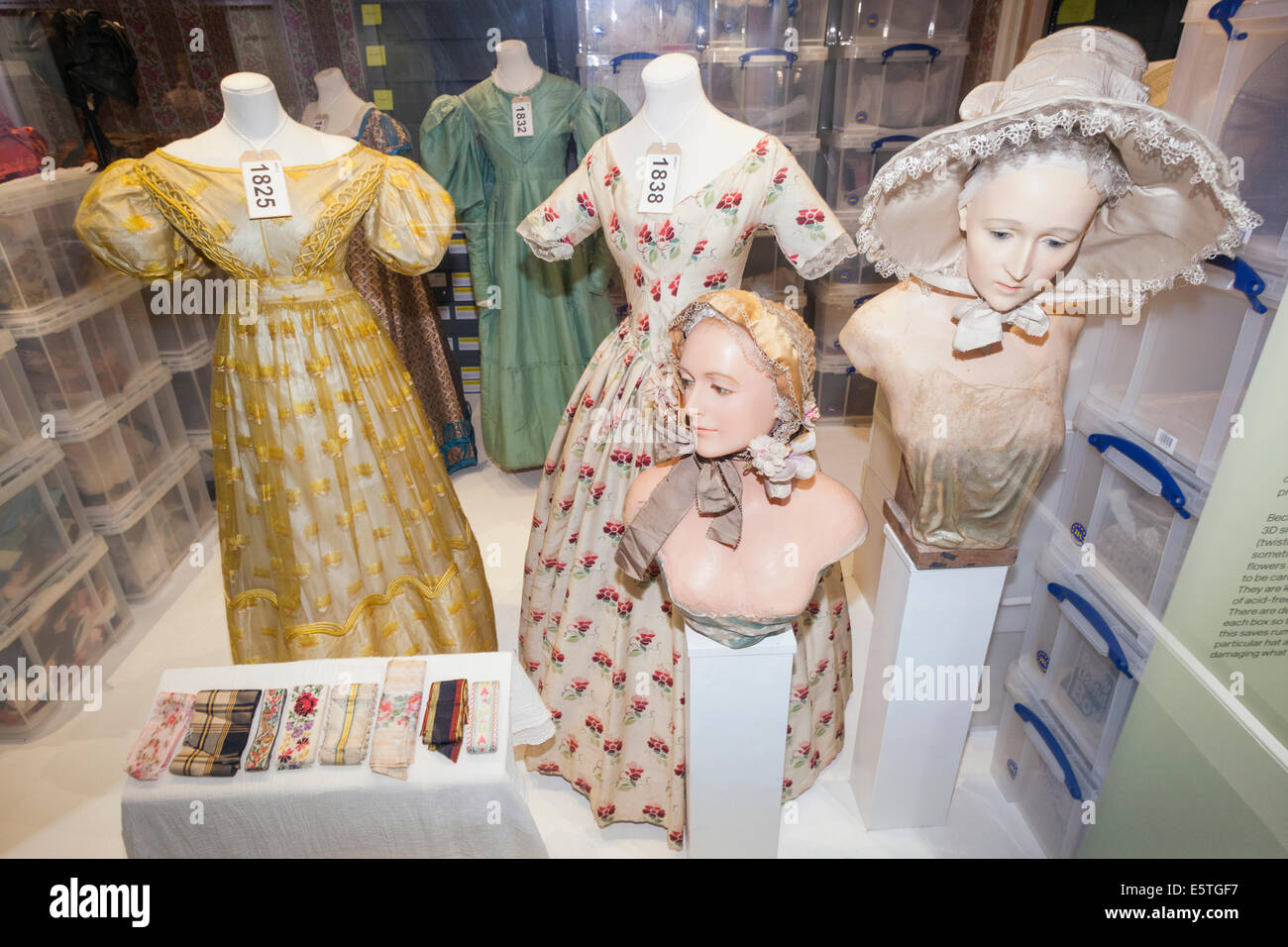 L'Angleterre, Somerset, Bath, Musée de la mode, des vêtements de femmes du 19e siècle Banque D'Images