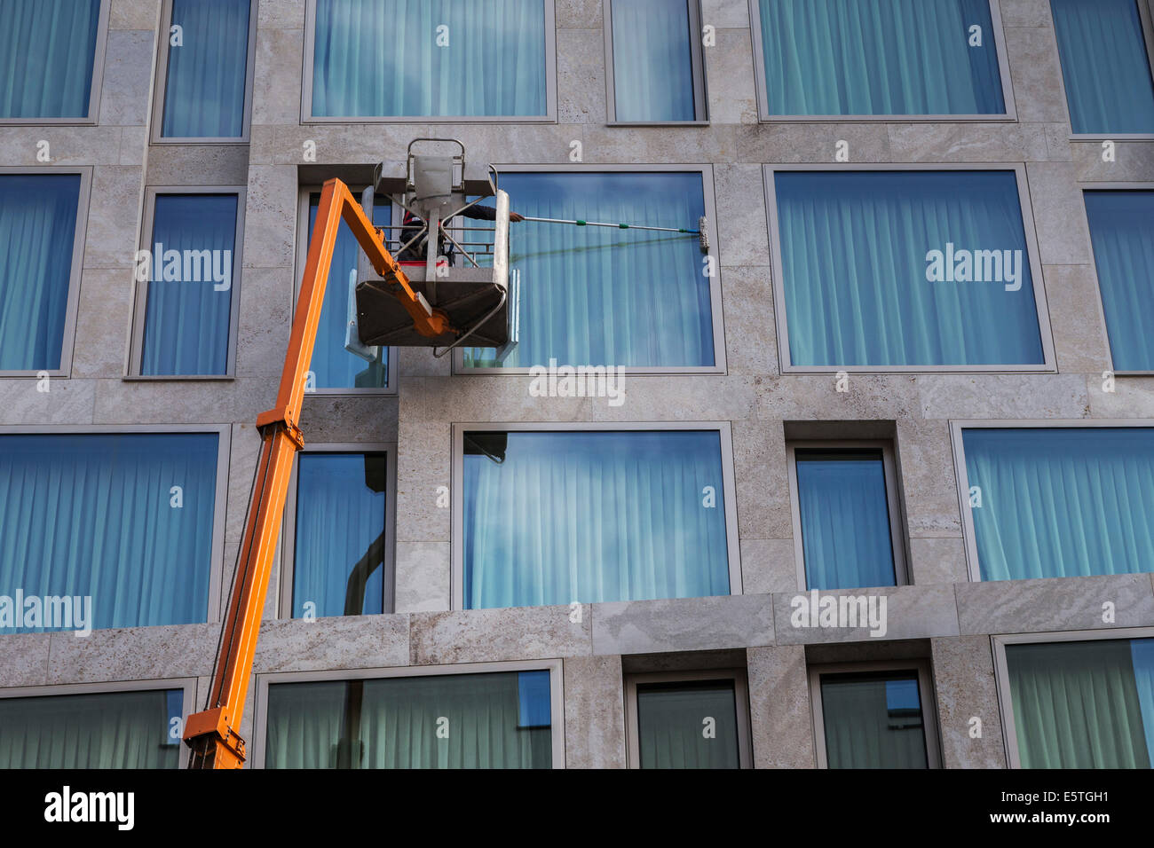 Nettoyant pour vitres nettoyer les fenêtres d'un hôtel, Berlin, Allemagne Banque D'Images